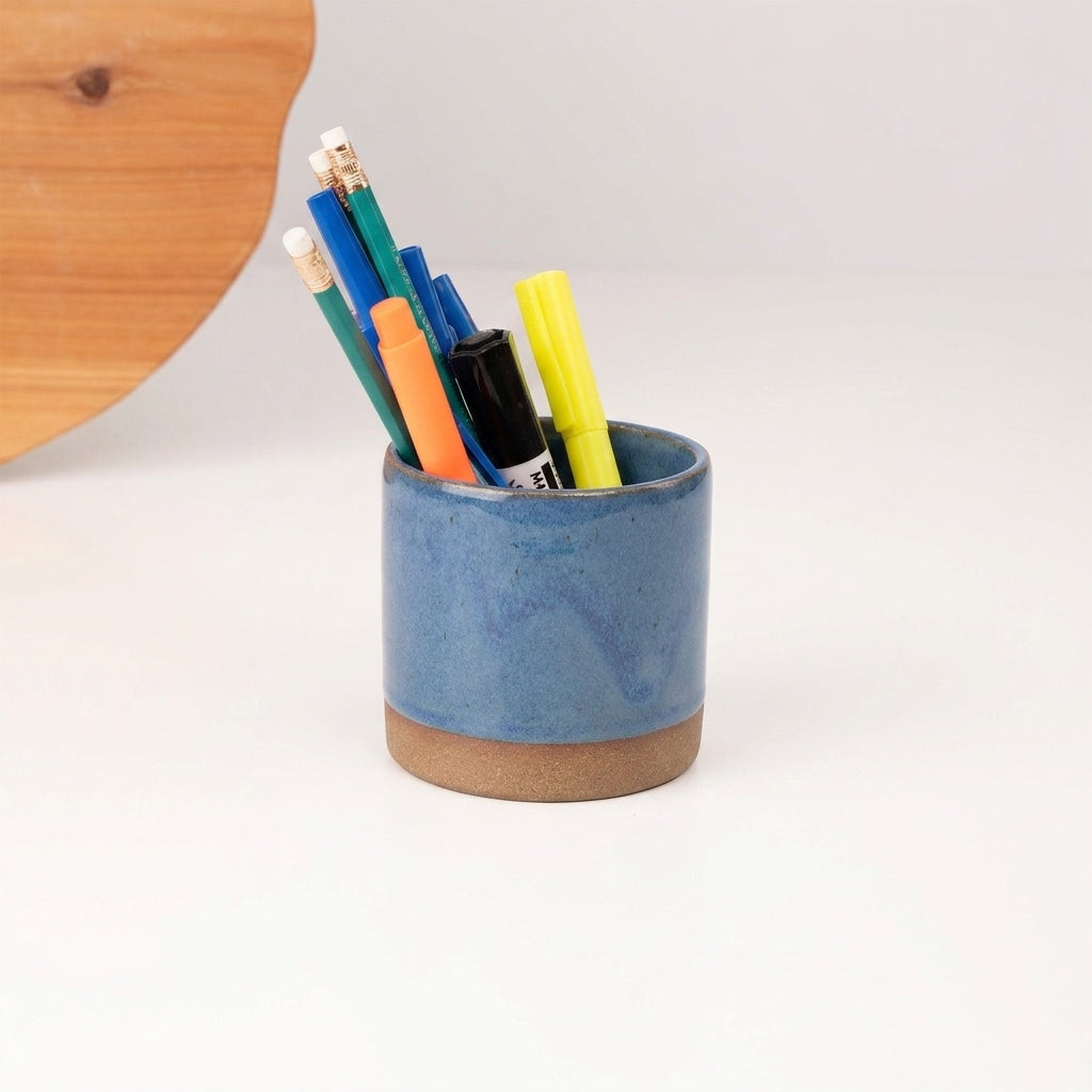 Porta Canetas Reto em cerâmica artesanal — argila Cappuccino, esmalte Azul Safira