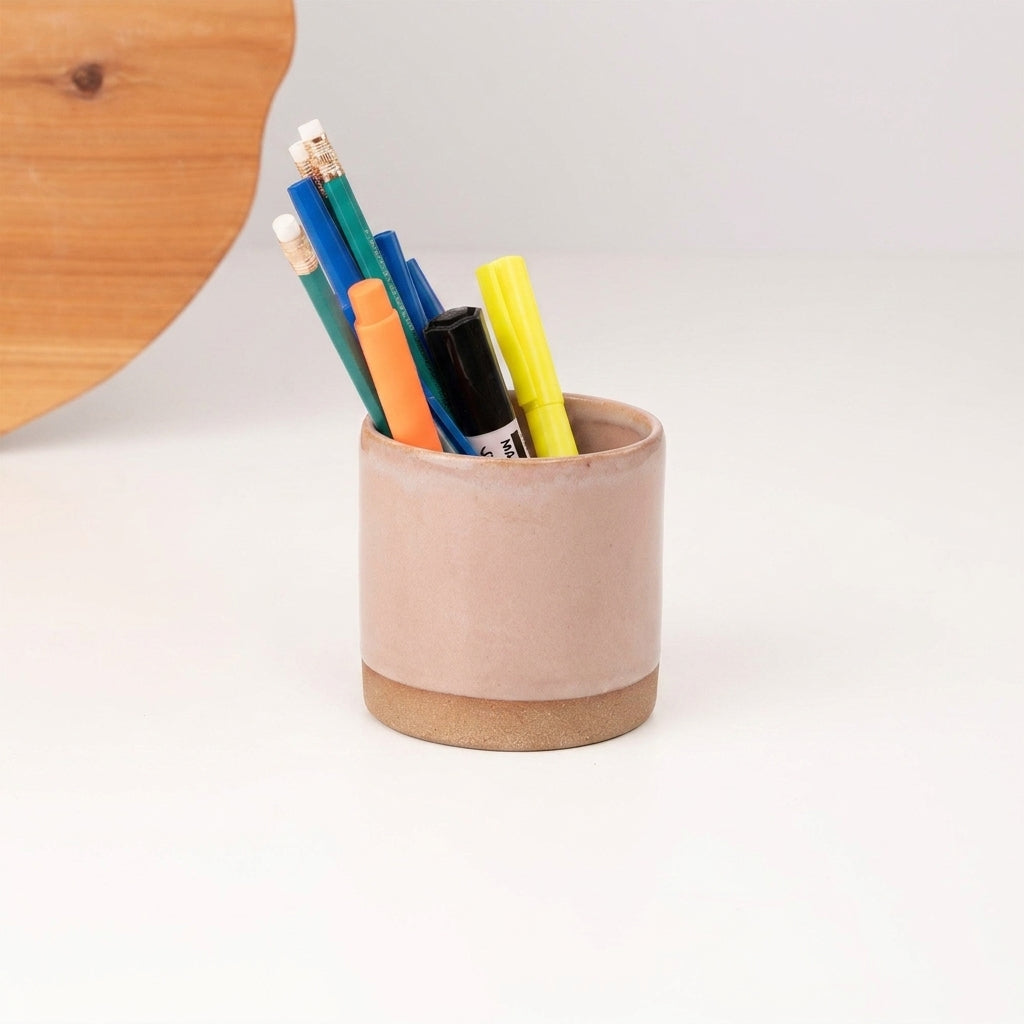 Porta Canetas Reto em cerâmica artesanal — argila Cappuccino, esmalte Nude