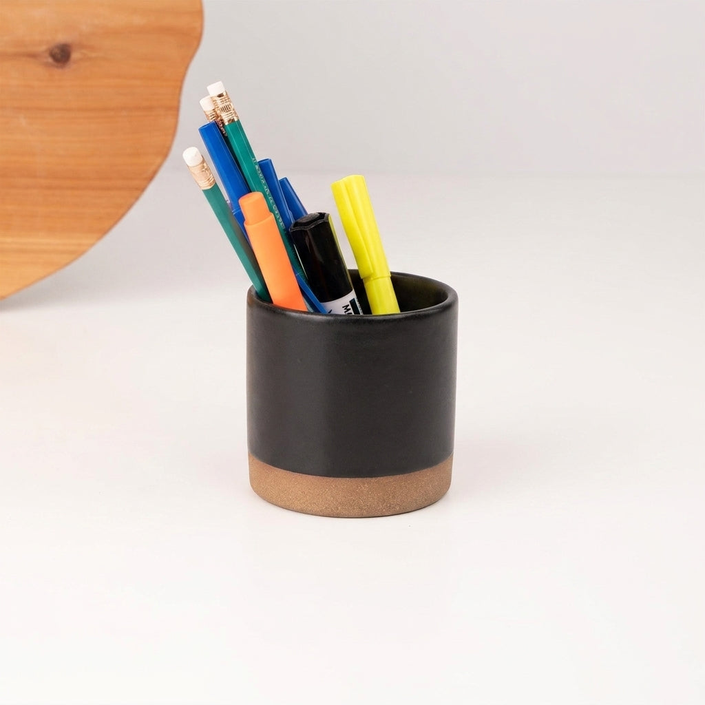 Porta Canetas Reto em cerâmica artesanal — argila Cappuccino, esmalte Preto Acetinado