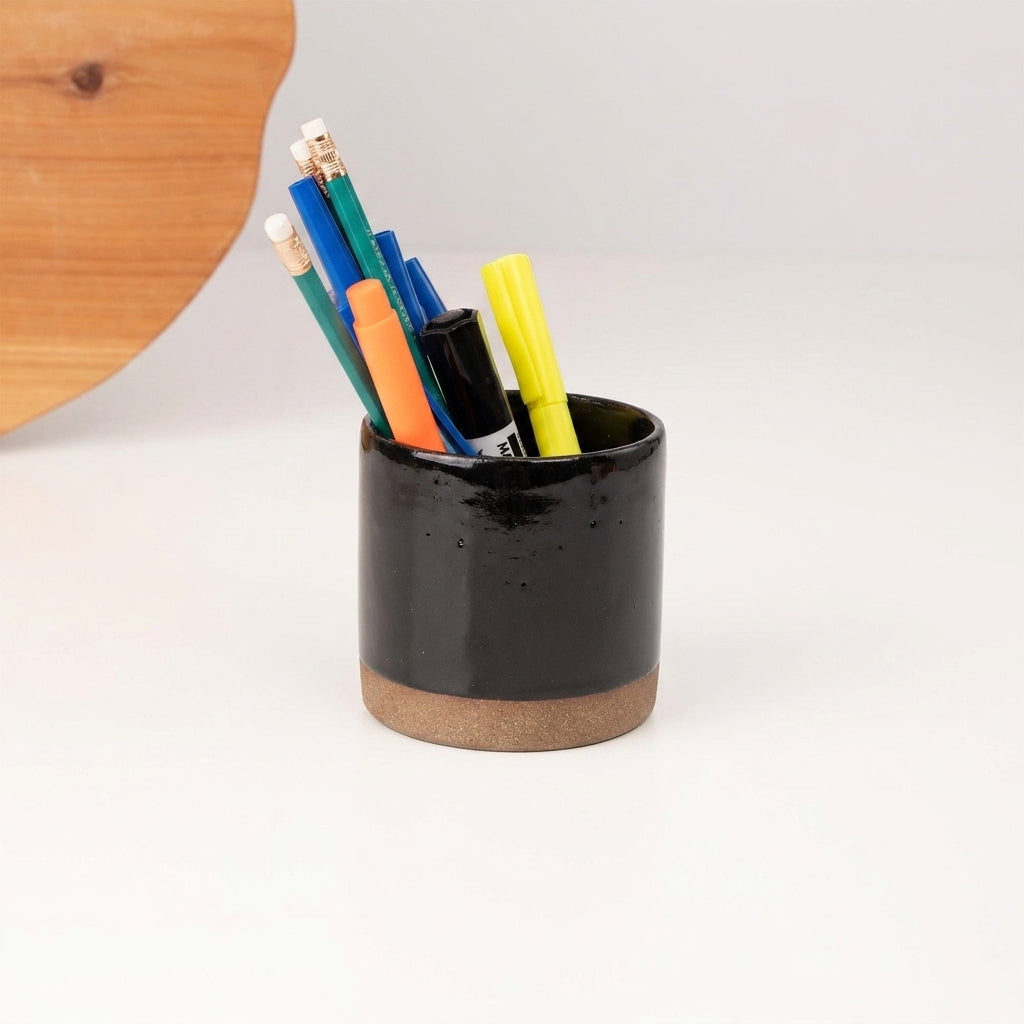 Porta Canetas Reto em cerâmica artesanal — argila Cappuccino, esmalte Preto Ébano