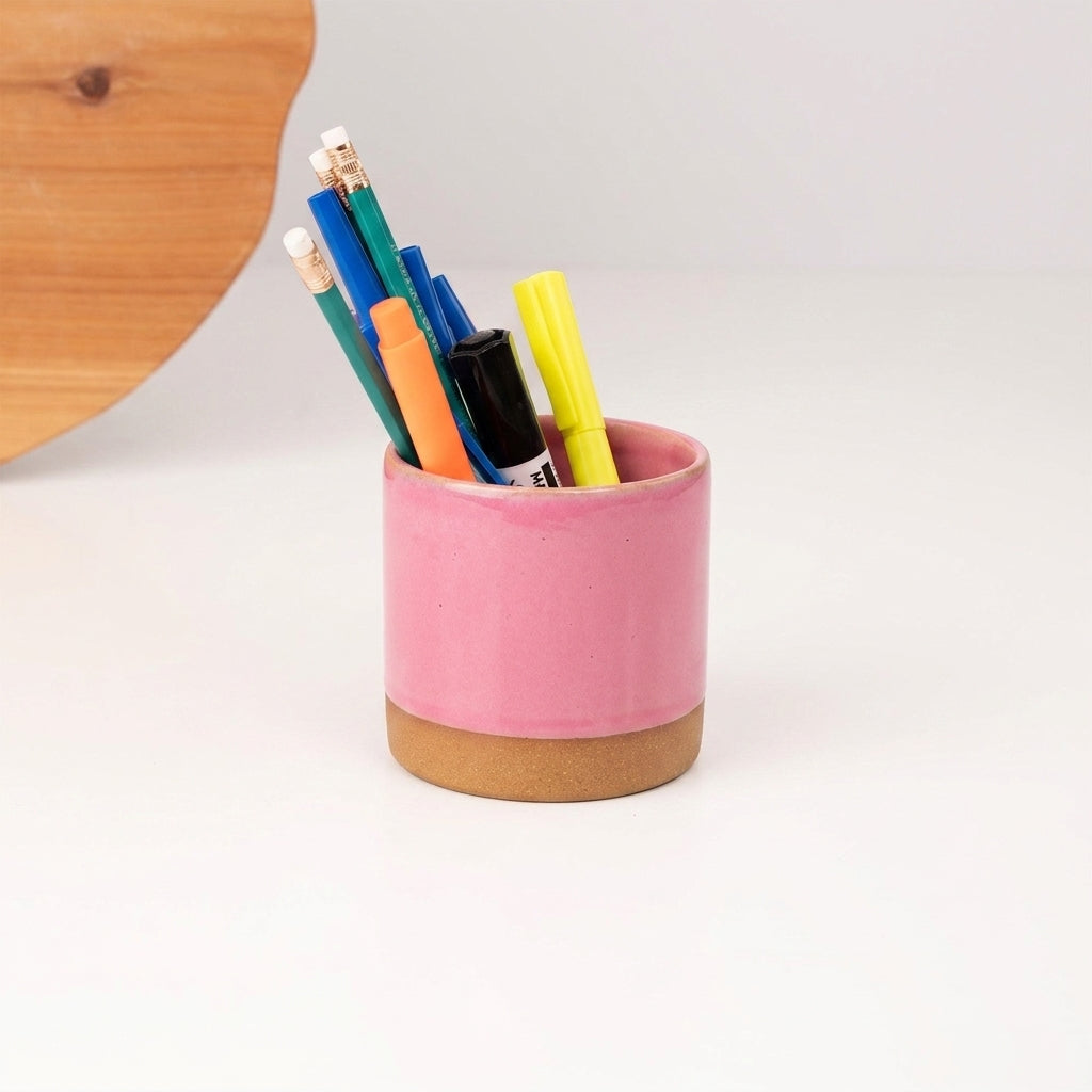 Porta Canetas Reto em cerâmica artesanal — argila Cappuccino, esmalte Rosa Barbie