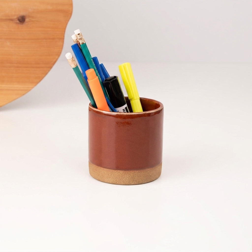 Porta Canetas Reto em cerâmica artesanal — argila Cappuccino, esmalte Sol de Terracota