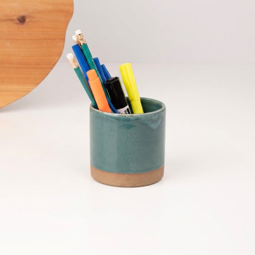 Porta Canetas Reto em cerâmica artesanal — argila Cappuccino, esmalte Verde Exército