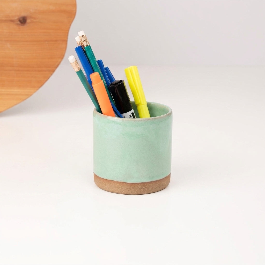 Porta Canetas Reto em cerâmica artesanal — argila Cappuccino, esmalte Verde Menta
