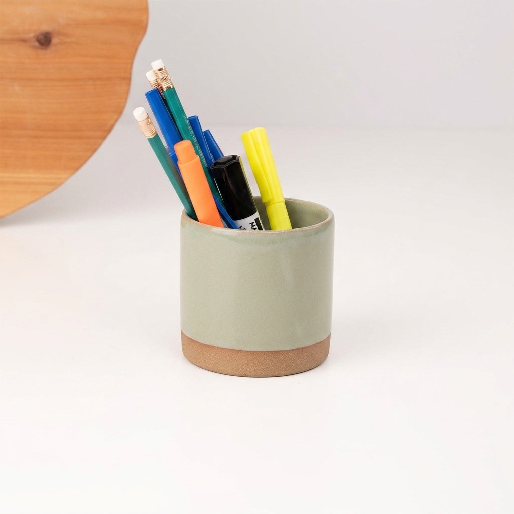 Porta Canetas Reto em cerâmica artesanal — argila Cappuccino, esmalte Verde Pompeia