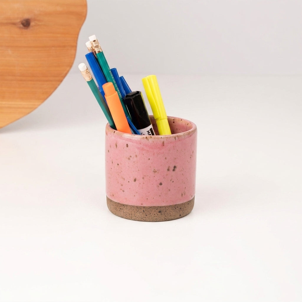 Porta Canetas Reto em cerâmica artesanal — argila Flocos, esmalte Rosa Barbie
