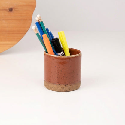 Porta Canetas Reto em cerâmica artesanal — argila Flocos, esmalte Sol de Terracota