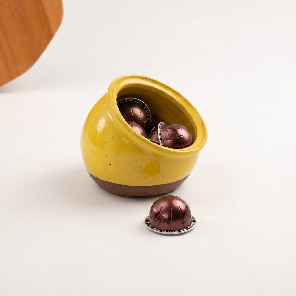 Porta Cápsulas em cerâmica artesanal — argila Cappuccino, esmalte Amarelo Intenso