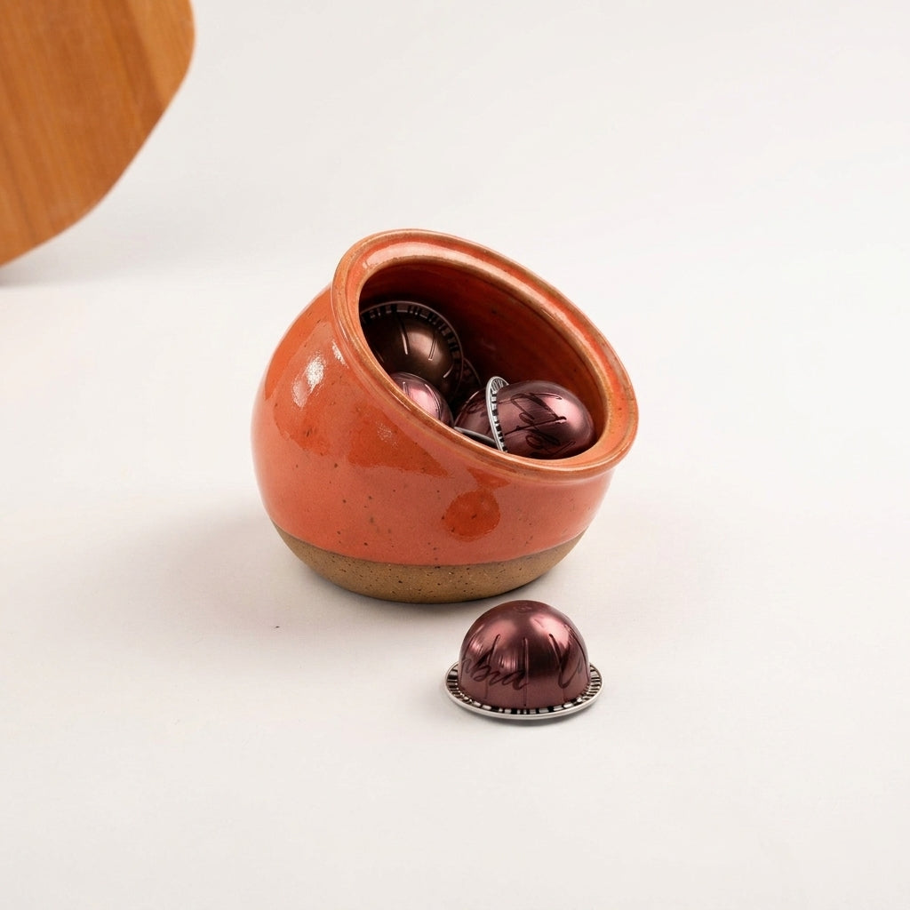 Porta Cápsulas em cerâmica artesanal — argila Cappuccino, esmalte Laranja Intenso