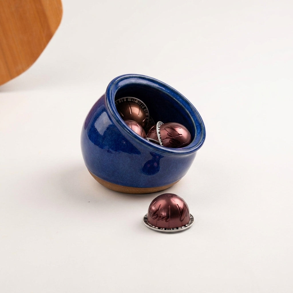 Porta Cápsulas em cerâmica artesanal — argila Cappuccino, esmalte Lazuli