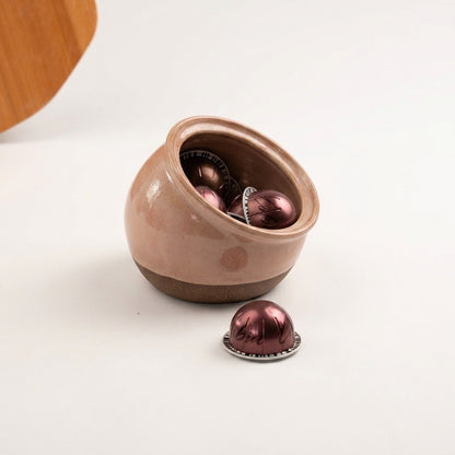 Porta Cápsulas em cerâmica artesanal — argila Cappuccino, esmalte Nude