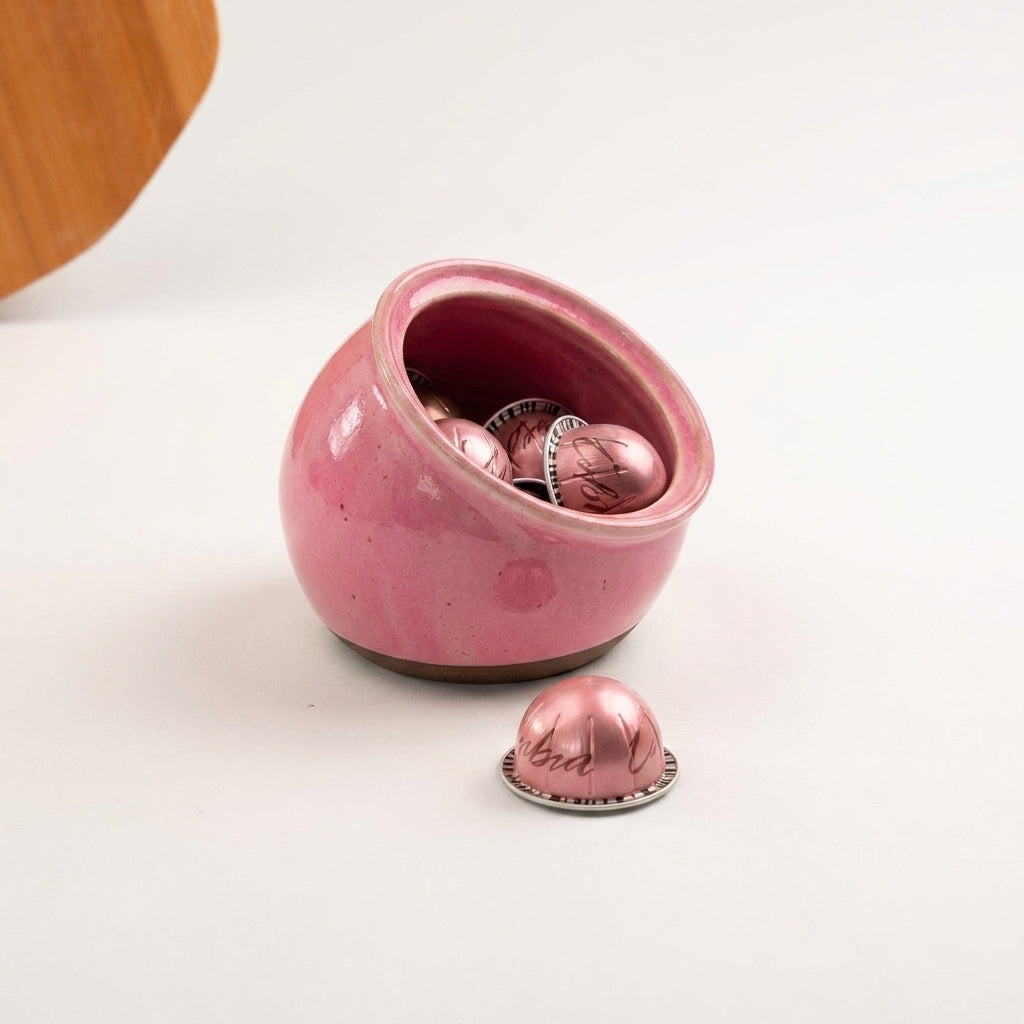 Porta Cápsulas em cerâmica artesanal — argila Cappuccino, esmalte Rosa Barbie