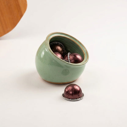 Porta Cápsulas em cerâmica artesanal — argila Cappuccino, esmalte Verde Menta