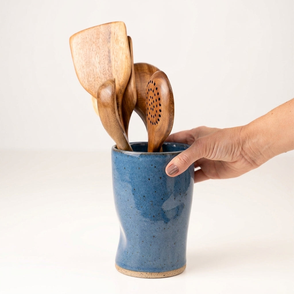 Porta utensílios orgânico em cerâmica artesanal — argila Flocos, esmalte Azul Safira