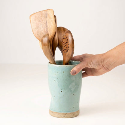Porta utensílios orgânico em cerâmica artesanal — argila Flocos, esmalte Jujuba