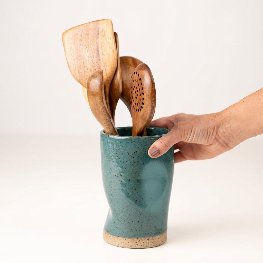 Porta utensílios orgânico em cerâmica artesanal — argila Flocos, esmalte Verde Exército