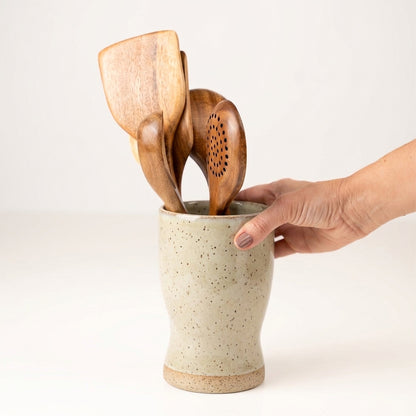 Porta utensílios orgânico em cerâmica artesanal — argila Flocos, esmalte Verde Pompeia