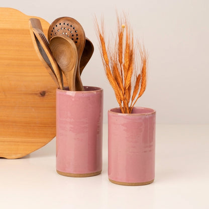 Porta Utensílios em cerâmica artesanal — argila Cappuccino, esmalte Rosa Barbie