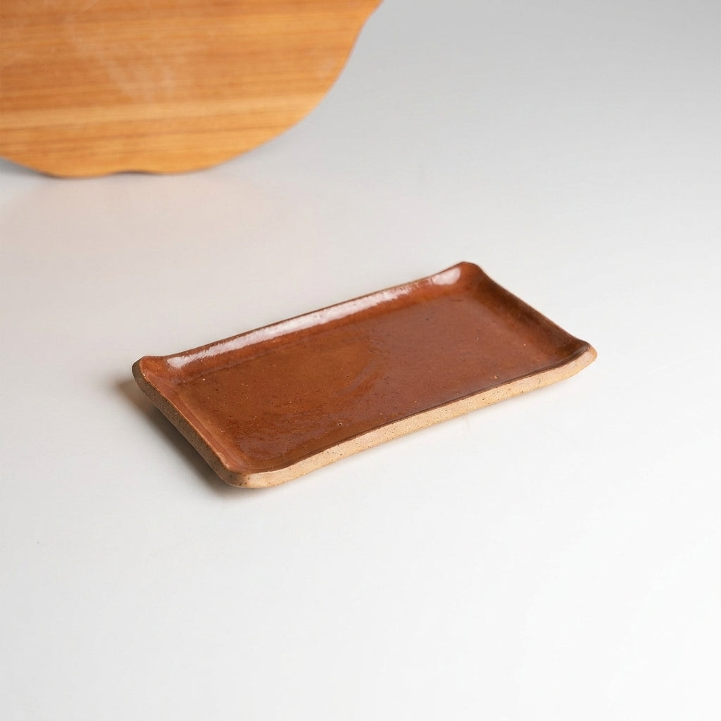 Pratinho individual reto em cerâmica artesanal — argila Cappuccino, esmalte Sol de Terracota