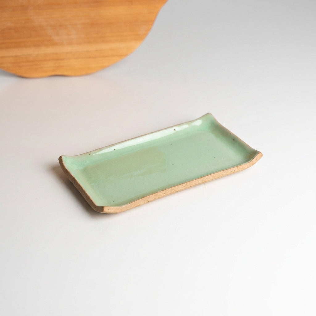 Pratinho individual reto em cerâmica artesanal — argila Cappuccino, esmalte Verde Menta