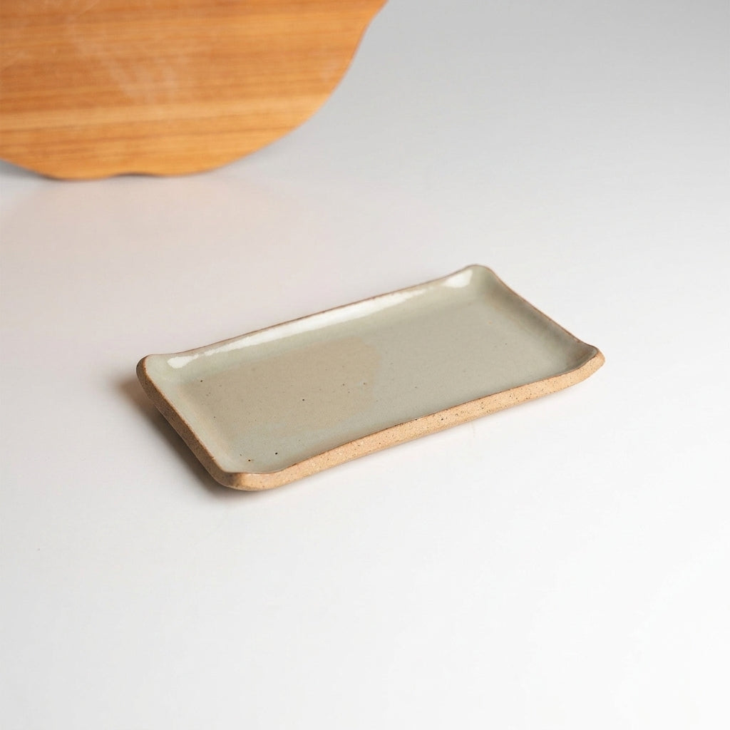Pratinho individual reto em cerâmica artesanal — argila Cappuccino, esmalte Verde Pompeia
