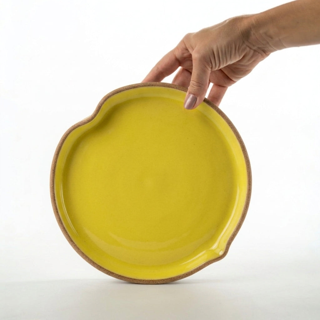 Prato Borda Reta Fundo Coração em cerâmica artesanal — tamanho 19CM X 3CM, argila Cappuccino, esmalte Amarelo Intenso