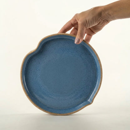 Prato Borda Reta Fundo Coração em cerâmica artesanal — tamanho 19CM X 3CM, argila Cappuccino, esmalte Azul Safira