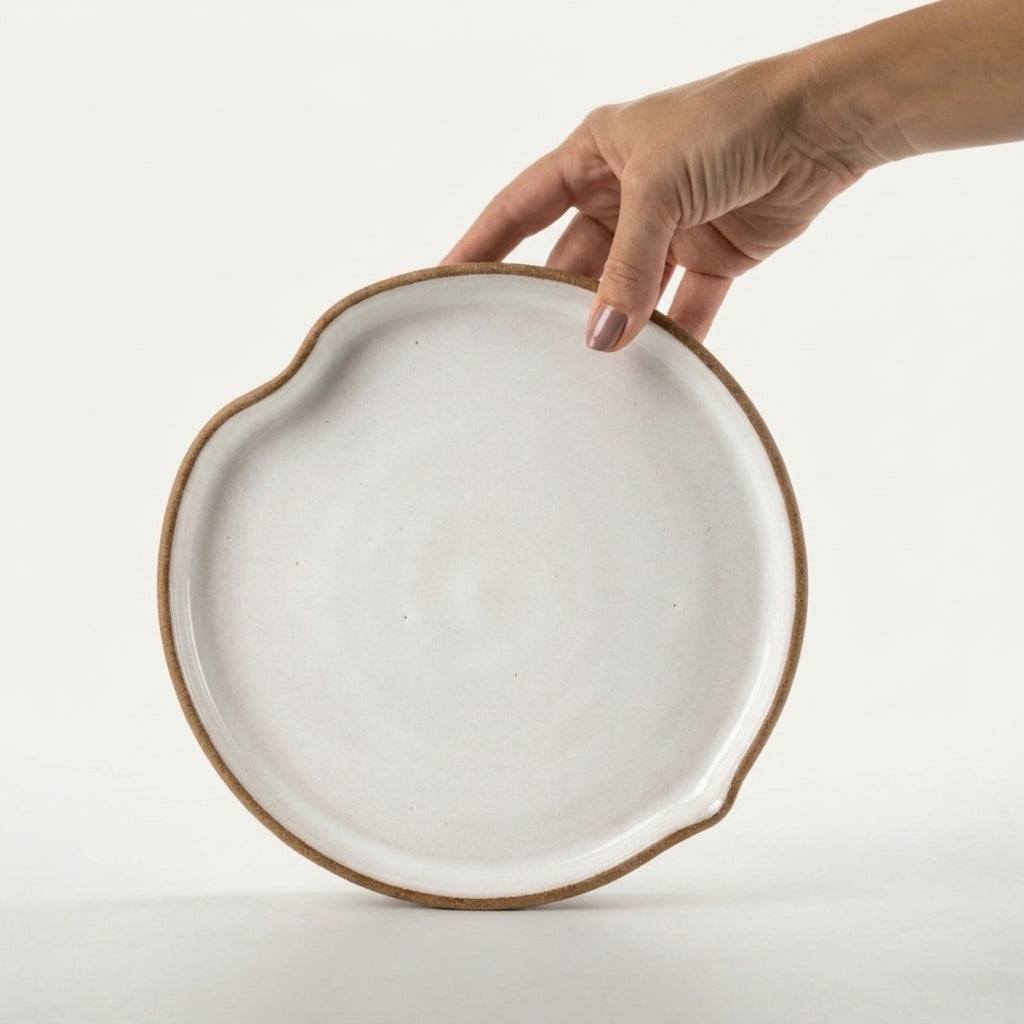 Prato Borda Reta Fundo Coração em cerâmica artesanal — tamanho 19CM X 3CM, argila Cappuccino, esmalte Branco AMME