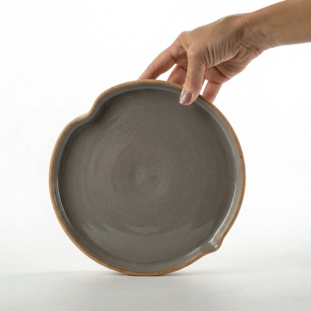 Prato Borda Reta Fundo Coração em cerâmica artesanal — tamanho 19CM X 3CM, argila Cappuccino, esmalte Grafite
