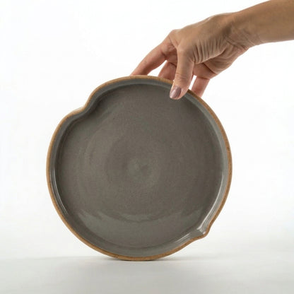 Prato Borda Reta Fundo Coração em cerâmica artesanal — tamanho 19CM X 3CM, argila Cappuccino, esmalte Grafite