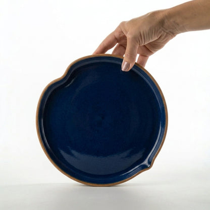 Prato Borda Reta Fundo Coração em cerâmica artesanal — tamanho 19CM X 3CM, argila Cappuccino, esmalte Lazuli