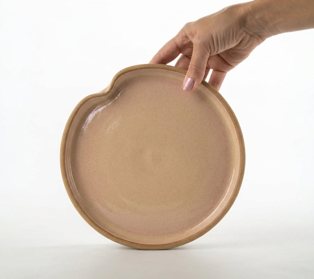 Prato Borda Reta Fundo Coração em cerâmica artesanal — tamanho 19CM X 3CM, argila Cappuccino, esmalte Nude