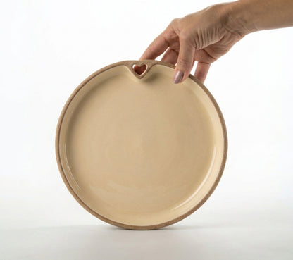 Prato Borda Reta Fundo Coração em cerâmica artesanal — tamanho 19CM X 3CM, argila Cappuccino, esmalte Pedra Sabão