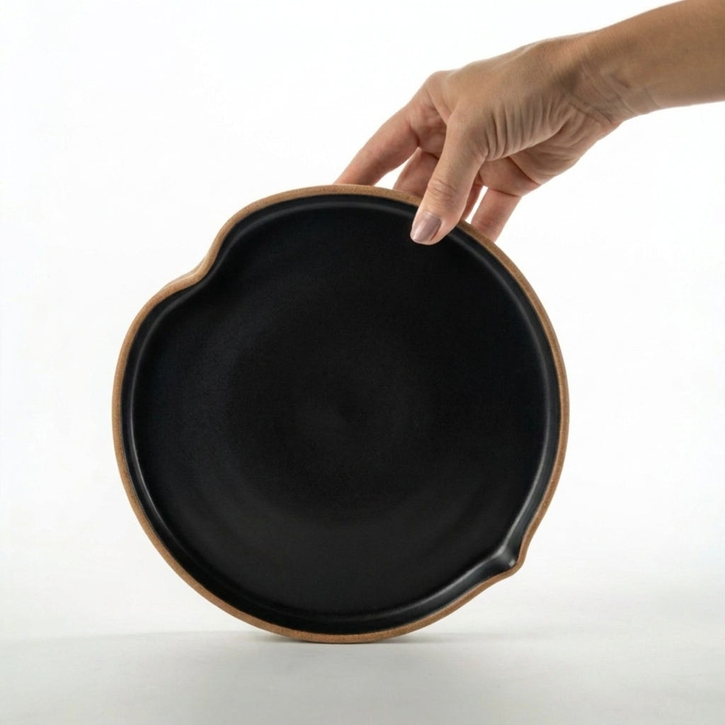 Prato Borda Reta Fundo Coração em cerâmica artesanal — tamanho 19CM X 3CM, argila Cappuccino, esmalte Preto Acetinado