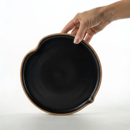 Prato Borda Reta Fundo Coração em cerâmica artesanal — tamanho 19CM X 3CM, argila Cappuccino, esmalte Preto Acetinado