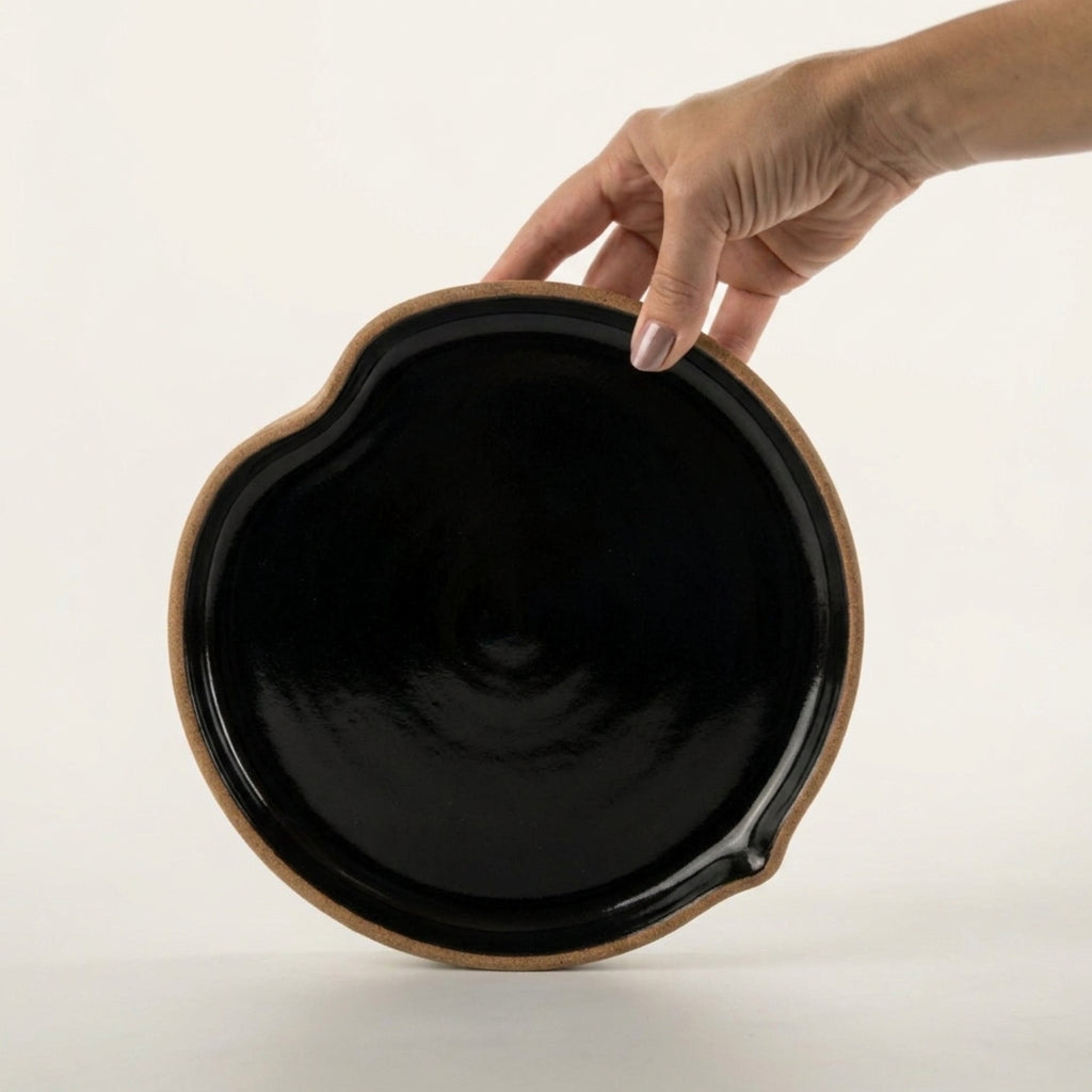 Prato Borda Reta Fundo Coração em cerâmica artesanal — tamanho 19CM X 3CM, argila Cappuccino, esmalte Preto Ébano