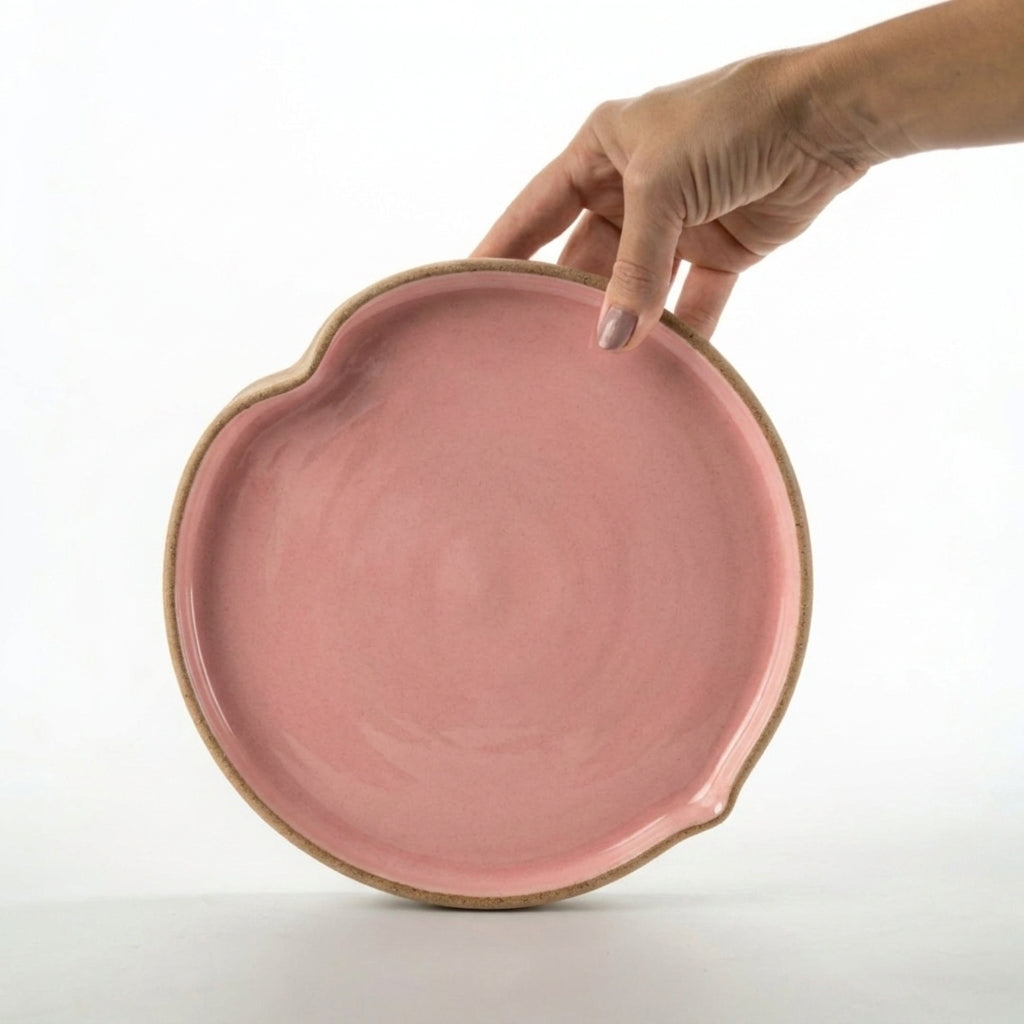 Prato Borda Reta Fundo Coração em cerâmica artesanal — tamanho 19CM X 3CM, argila Cappuccino, esmalte Rosa Barbie