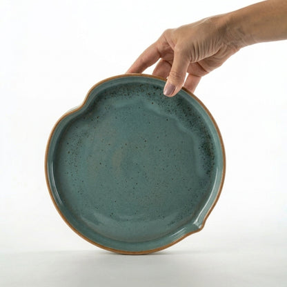 Prato Borda Reta Fundo Coração em cerâmica artesanal — tamanho 19CM X 3CM, argila Cappuccino, esmalte Verde Exército