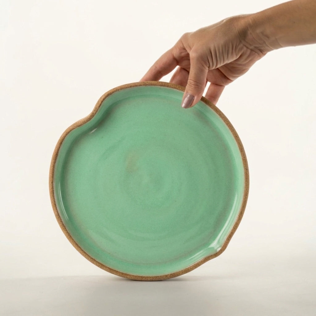 Prato Borda Reta Fundo Coração em cerâmica artesanal — tamanho 19CM X 3CM, argila Cappuccino, esmalte Verde Menta