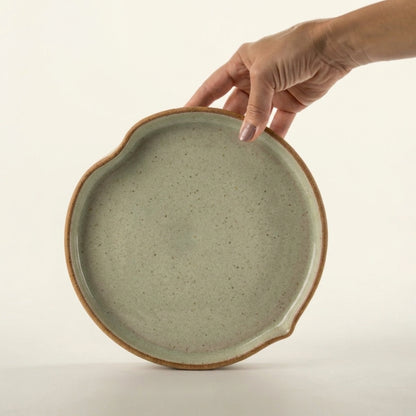 Prato Borda Reta Fundo Coração em cerâmica artesanal — tamanho 19CM X 3CM, argila Cappuccino, esmalte Verde Pompeia