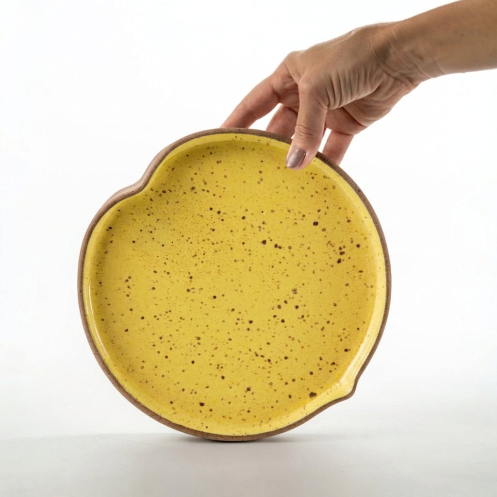 Prato Borda Reta Fundo Coração em cerâmica artesanal — tamanho 19CM X 3CM, argila Flocos, esmalte Amarelo Intenso