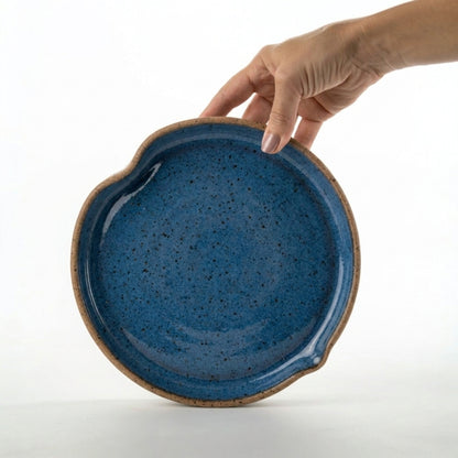 Prato Borda Reta Fundo Coração em cerâmica artesanal — tamanho 19CM X 3CM, argila Flocos, esmalte Azul Safira