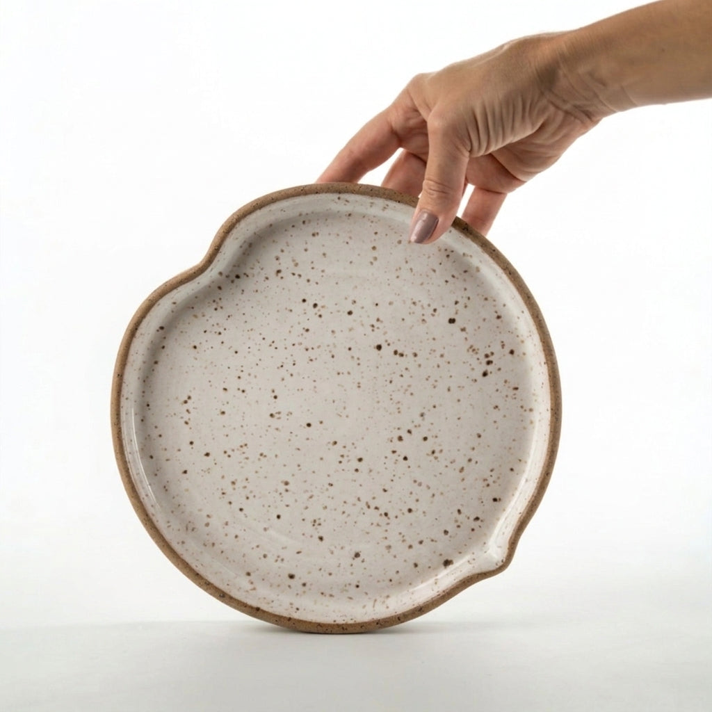 Prato Borda Reta Fundo Coração em cerâmica artesanal — tamanho 19CM X 3CM, argila Flocos, esmalte Branco AMME