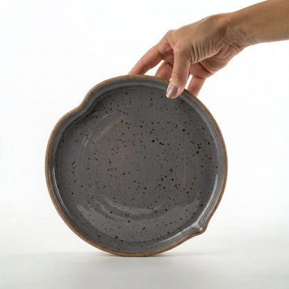 Prato Borda Reta Fundo Coração em cerâmica artesanal — tamanho 19CM X 3CM, argila Flocos, esmalte Grafite