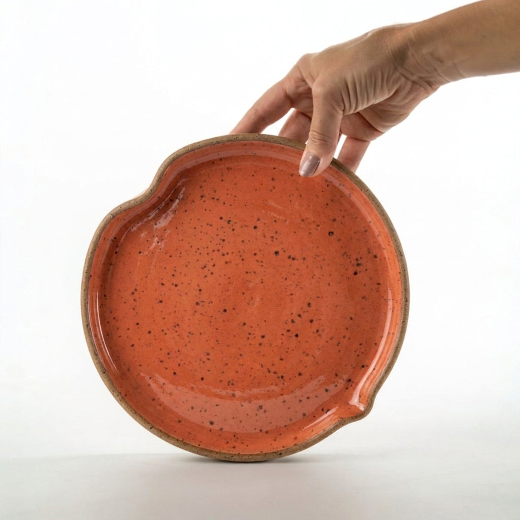 Prato Borda Reta Fundo Coração em cerâmica artesanal — tamanho 19CM X 3CM, argila Flocos, esmalte Laranja Intenso