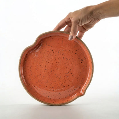 Prato Borda Reta Fundo Coração em cerâmica artesanal — tamanho 19CM X 3CM, argila Flocos, esmalte Laranja Intenso