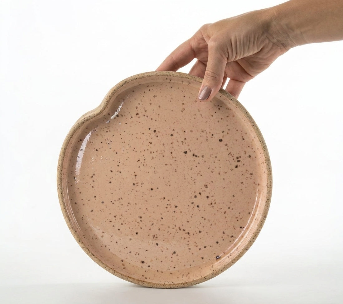 Prato Borda Reta Fundo Coração em cerâmica artesanal — tamanho 19CM X 3CM, argila Flocos, esmalte Nude
