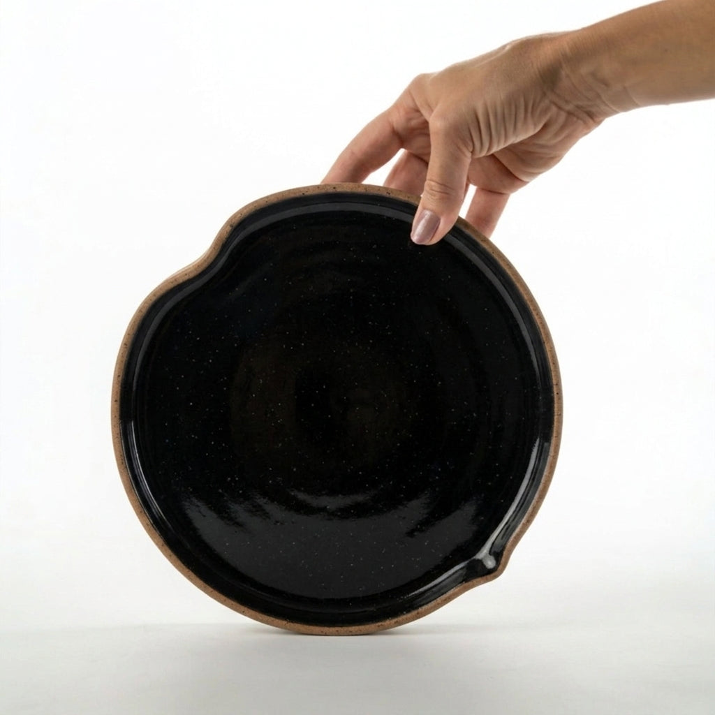 Prato Borda Reta Fundo Coração em cerâmica artesanal — tamanho 19CM X 3CM, argila Flocos, esmalte Preto Ébano