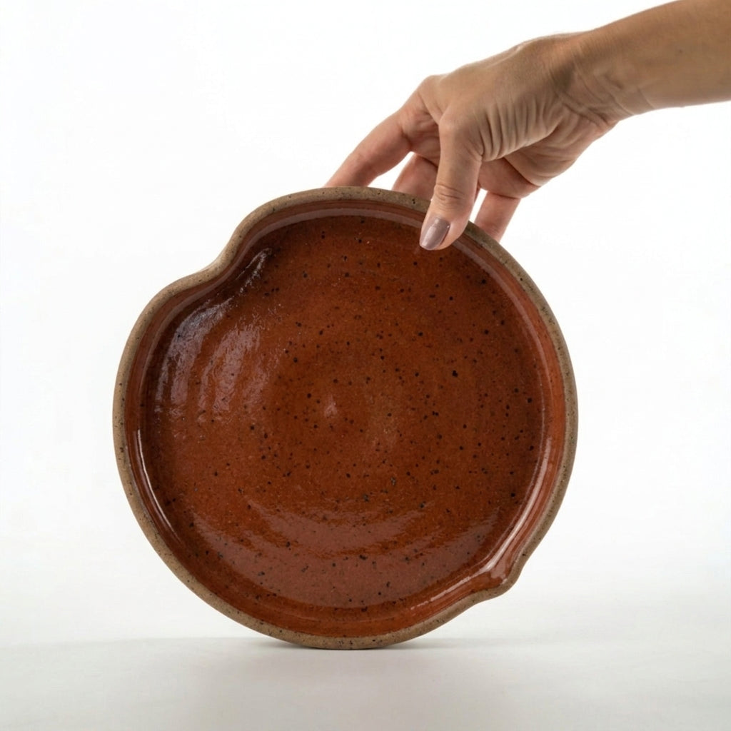 Prato Borda Reta Fundo Coração em cerâmica artesanal — tamanho 19CM X 3CM, argila Flocos, esmalte Sol de Terracota
