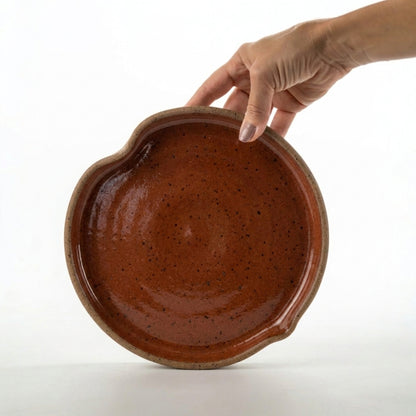 Prato Borda Reta Fundo Coração em cerâmica artesanal — tamanho 19CM X 3CM, argila Flocos, esmalte Sol de Terracota